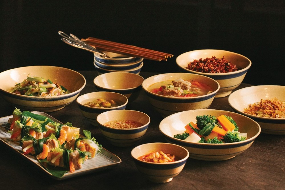 Una comida típica vietnamita en Tầm Vị