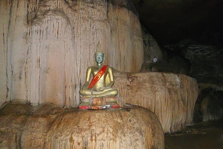 Tham Hoi Cave in Vang Vieng, Laos