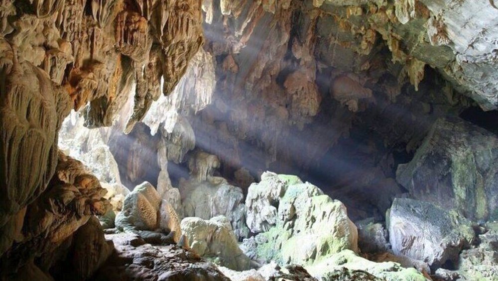 Tham Phu Kham Cave in Vang Vieng