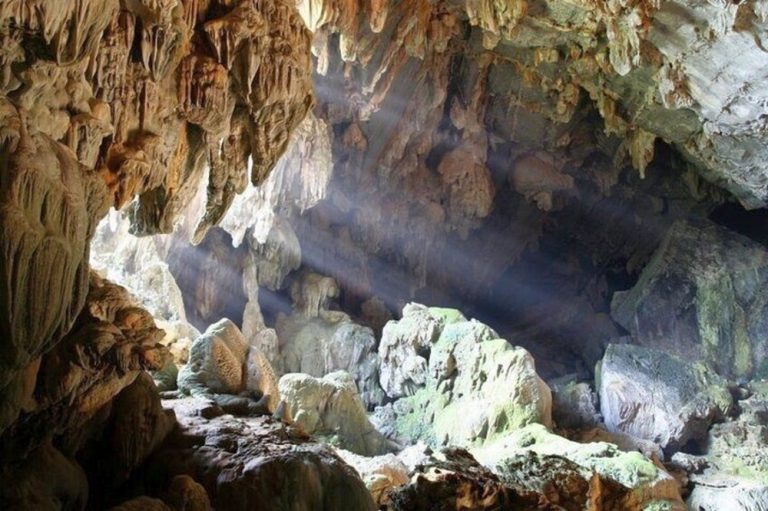 Tham Phu Kham Cave in Vang Vieng