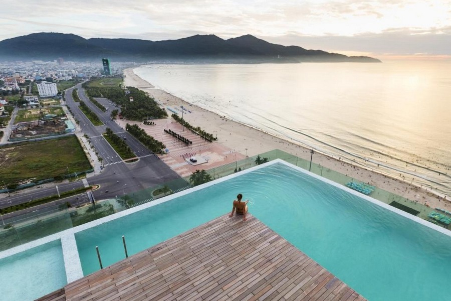 A La Carte Da Nang - Highest swimming pool