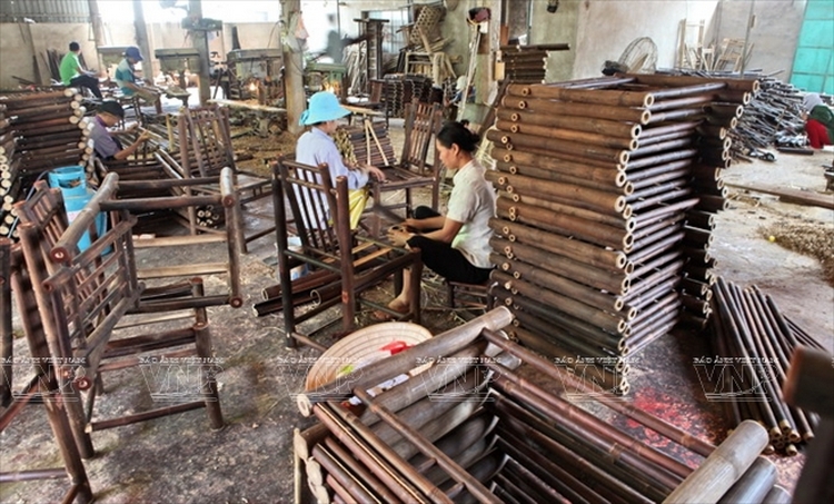 Bamboo crafters in Xuan Lai Village