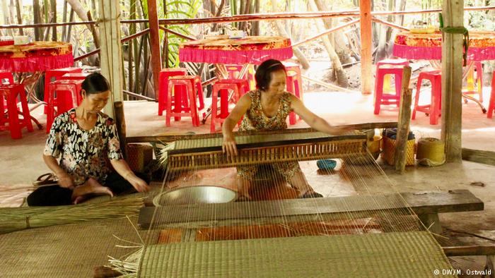 Bamboo-mats-against-bed-bugs-in-Mekong-Delta