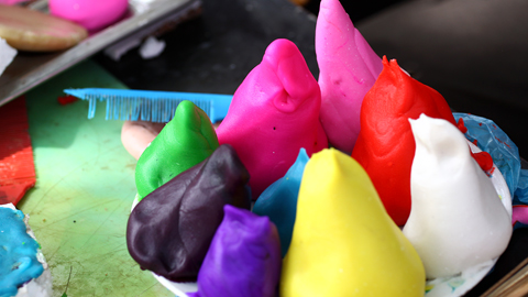 Edible dough in different colours are used to make Tò He