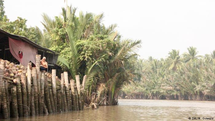 Life-on-the-water-on-Mekong-Delta-river