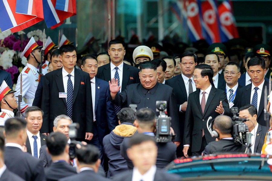 North-Korean-President-Kim-Jong-un-waved-his-hand