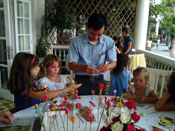 Xuan La villager tutors the children in making Tò He