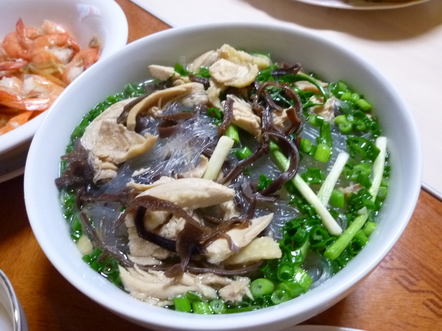 Mien soup with mushrooms and meat in a cool broth