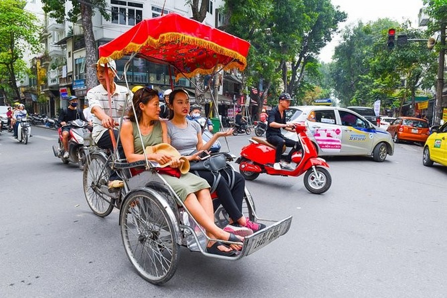 Tourists experience cyclo ride around Hanoi Old Quarter