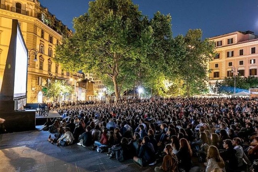 Watching film at the Vittorio Emanuele II Square