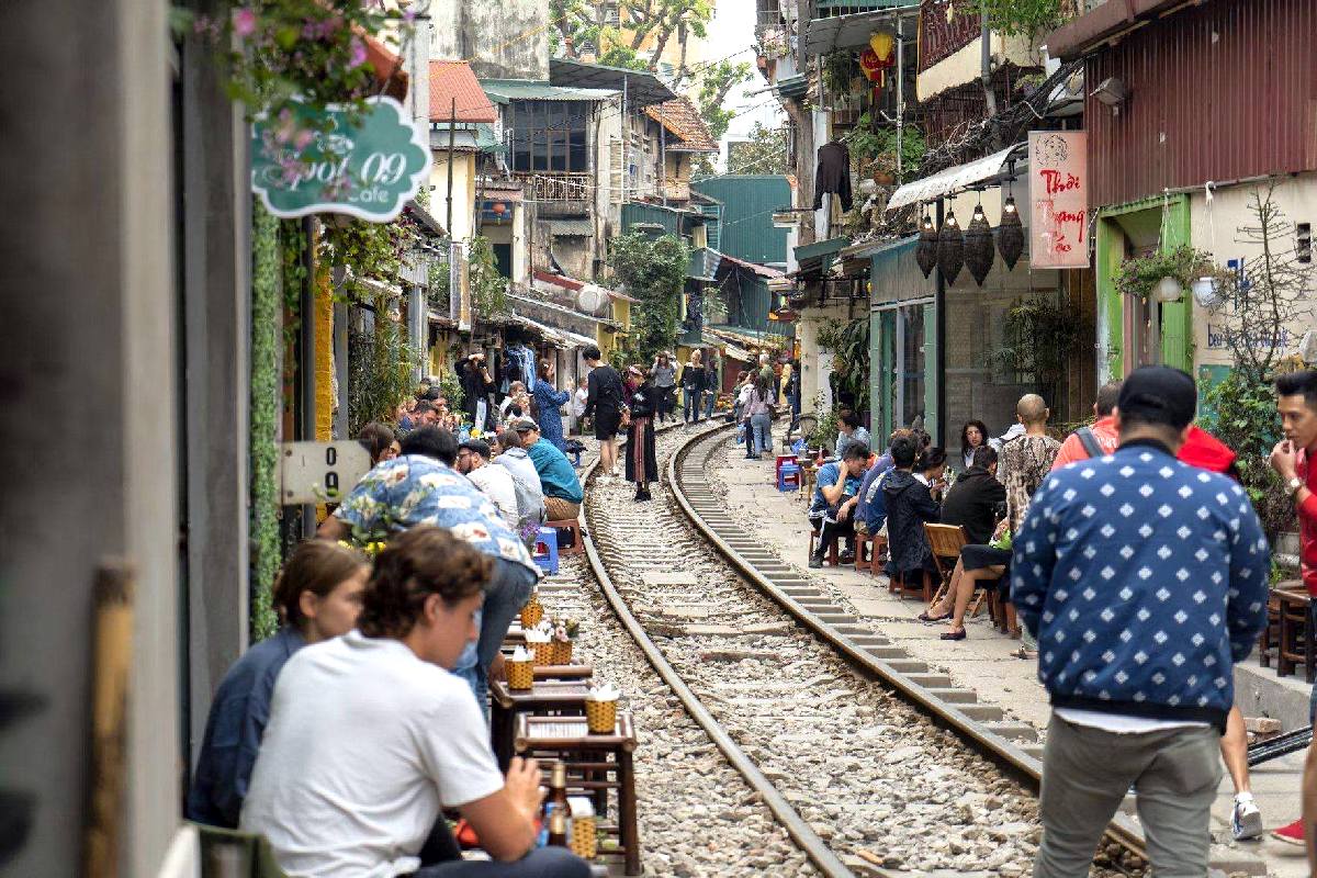 Coffe shop Hanoi Train Street