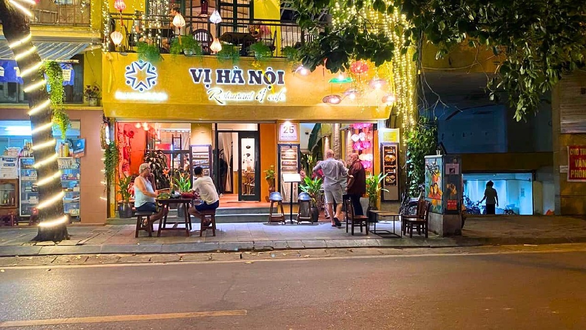 Streetside restaurant Vị Hanoi