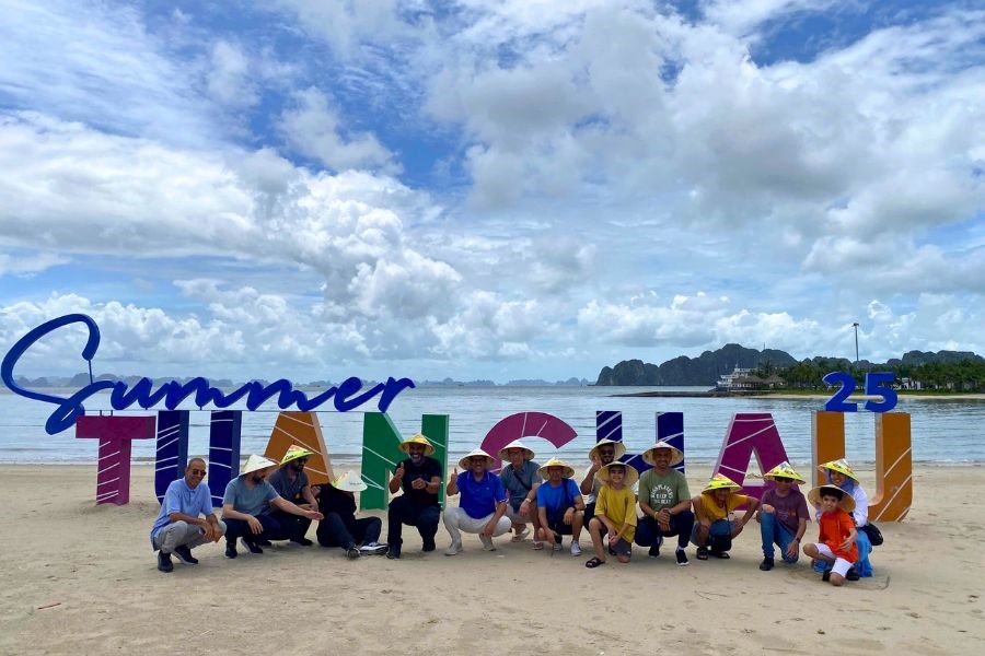 Eviva Tour Vietnam welcomed a delegation of guests from Bahrain and Saudi Arabia to visit Ha Long Bay.