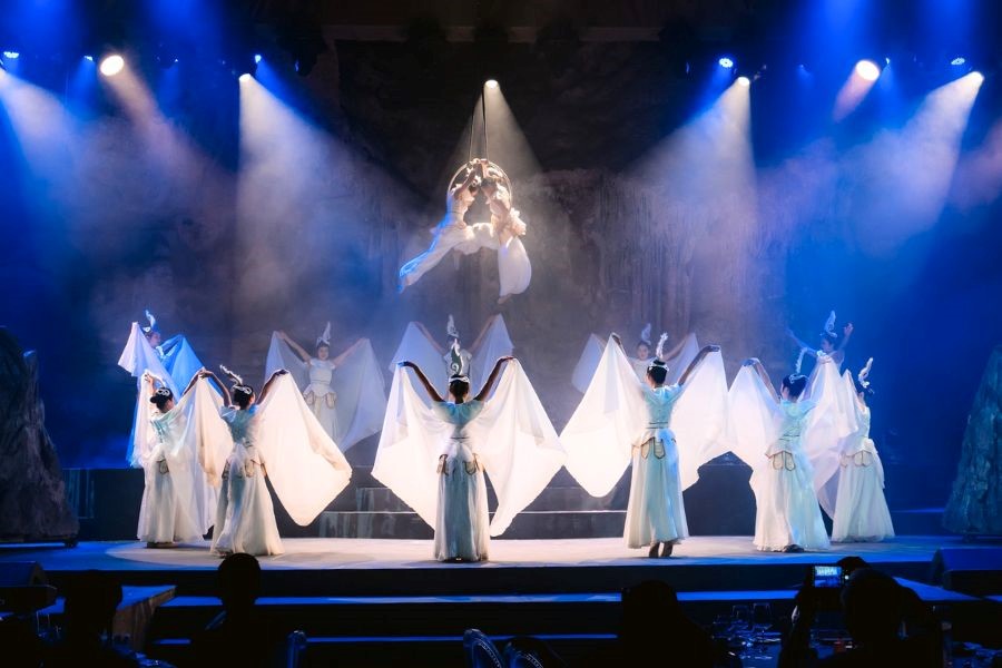 The show “Searching for the Pearl Mark” inside the Dragon Pearl Cave.