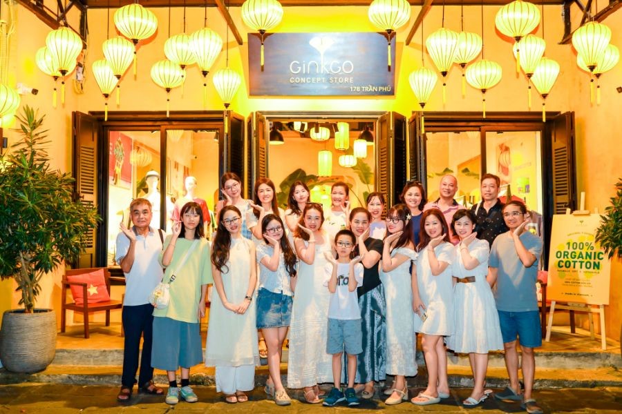 Eviva Family capturing the timeless charm of Hoi An Ancient Town.