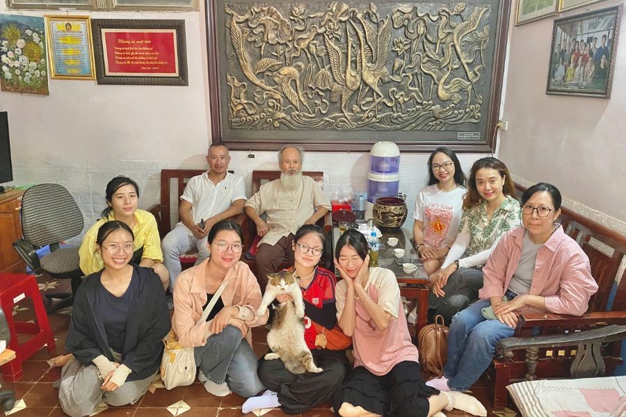 Eviva Tour team visits a veteran’s home to hear Vietnam’s living history