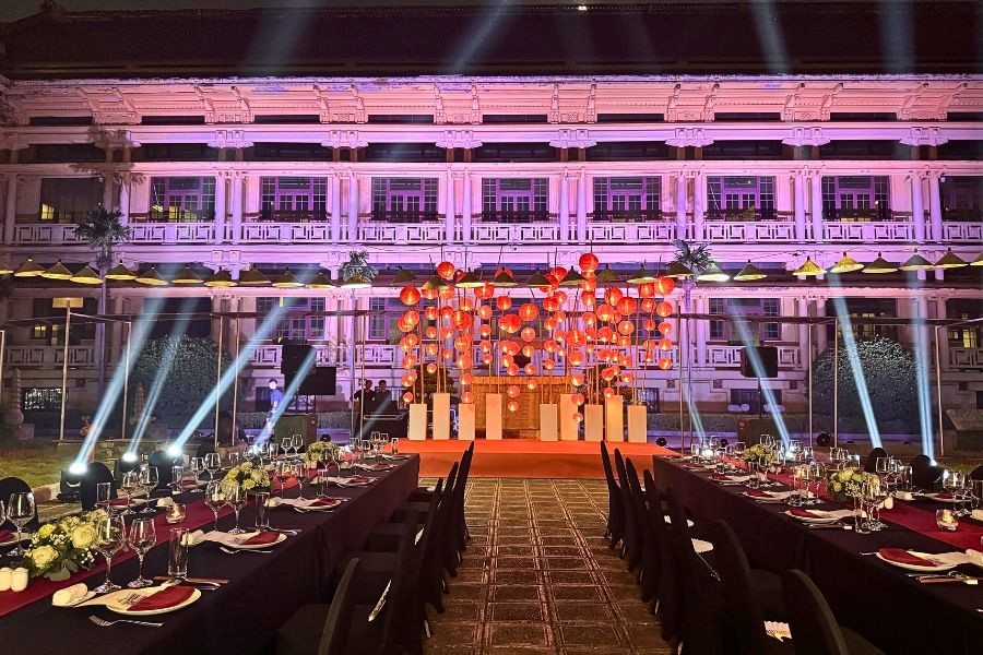 An evening dinner set within the museum grounds, surrounded by layers of time and heritage